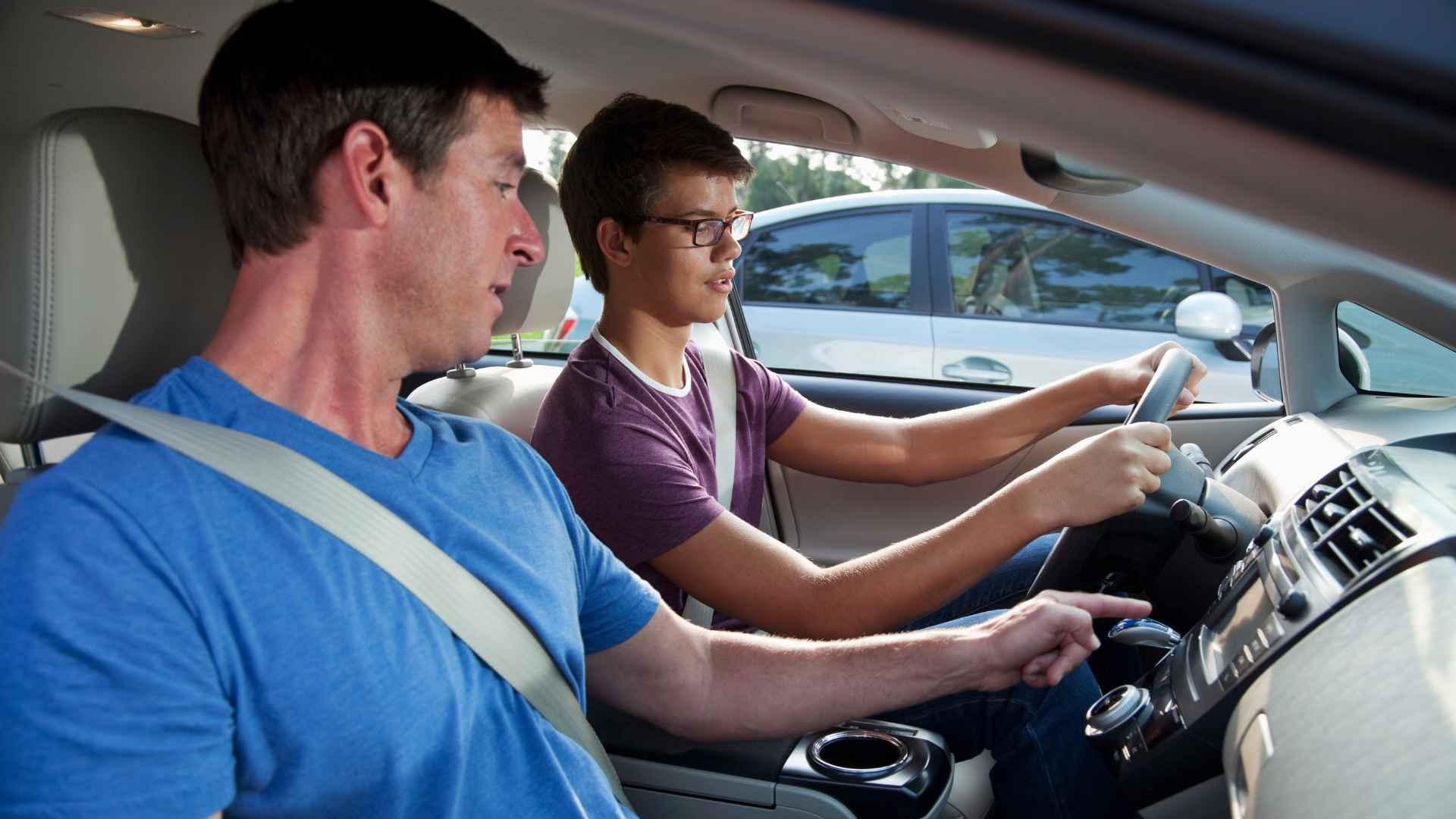 Cómo aprender a manejar un carro Paso a Paso