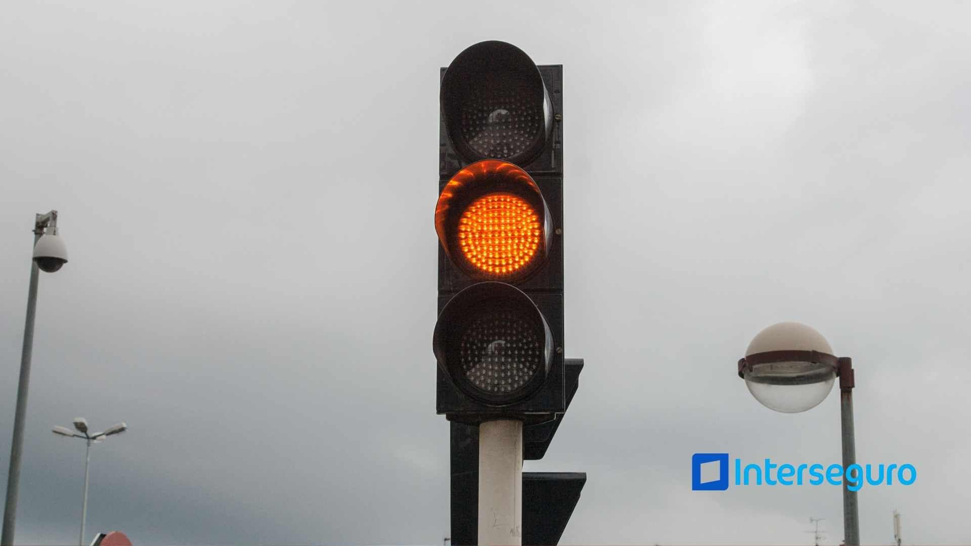 Infracción M17: Papeleta por no Respetar el Semáforo