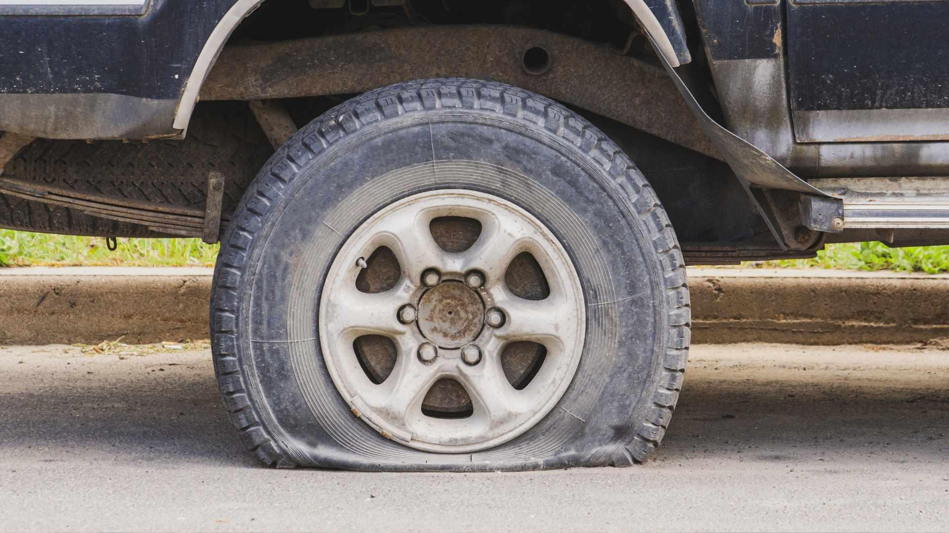 Rueda Pinchada: Qué Hacer y Cómo Repararla
