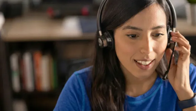 Asesora de Interseguro con auriculares