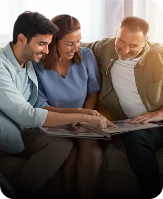 Familia revisando un álbum de fotos juntos
