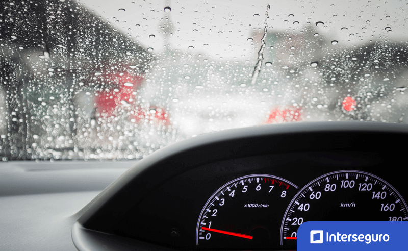 Consejos para manejar durante épocas de lluvia
